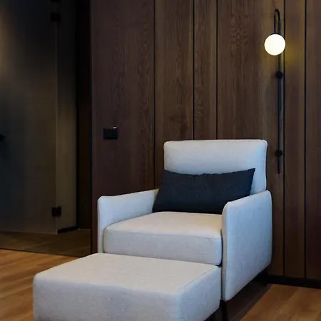 Nobus & Hotel Radhimë