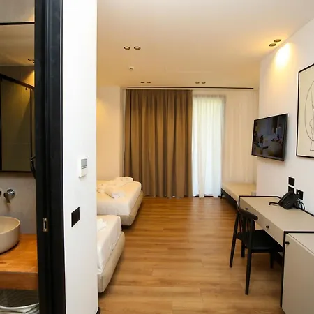 Nobus & Hotel 4*