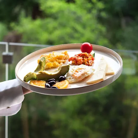 Nobus & Hotel Radhimë