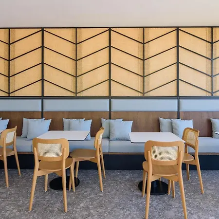 Nobus & Hotel Radhimë