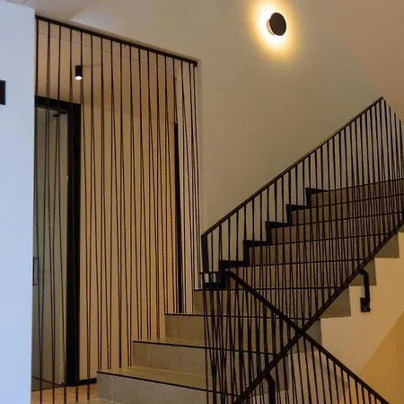 Nobus & Hotel Radhimë