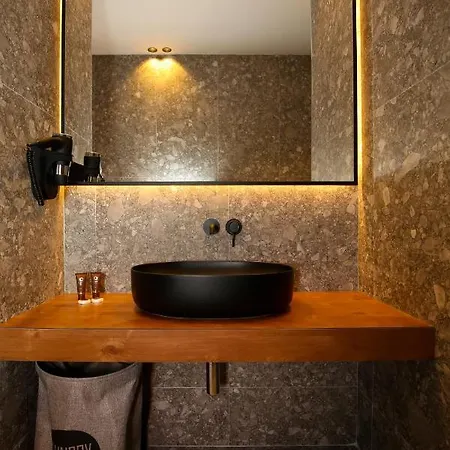 Hotel Nobus & Radhimë