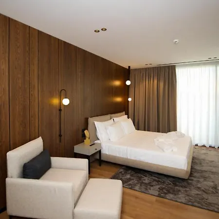 Nobus & Hotel Radhimë