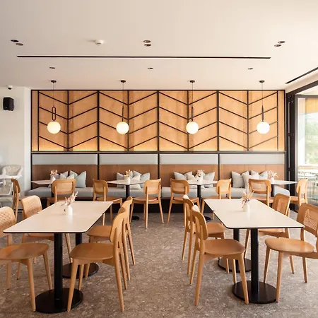 Nobus & Hotel Radhimë