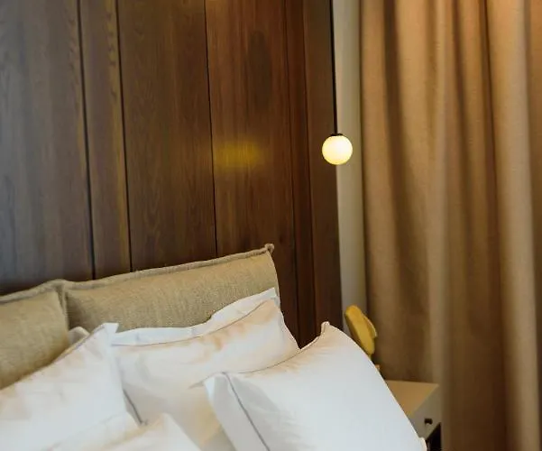 Hotel Nobus & 4*