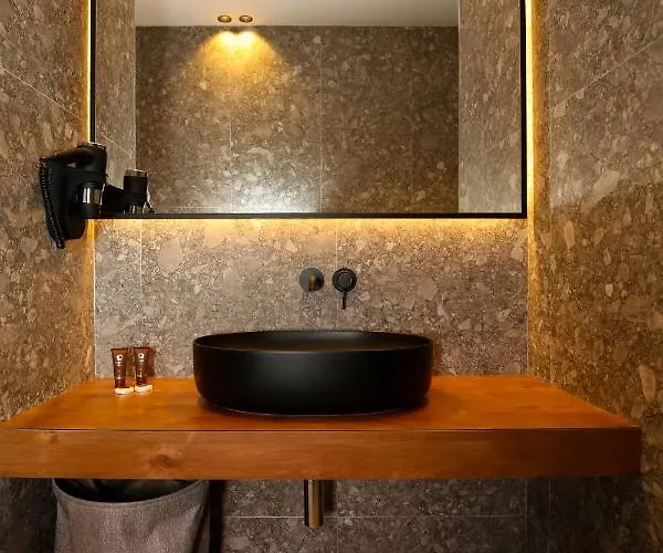 酒店 Nobus & Radhimë