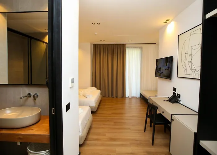 Nobus & Hotel 4*